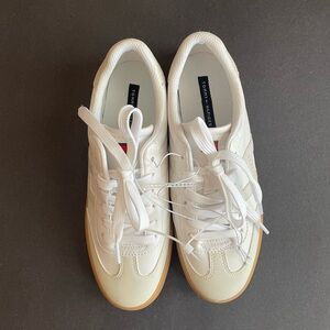 Tommy Hilfiger Lexeih sneaker.  White and Tan